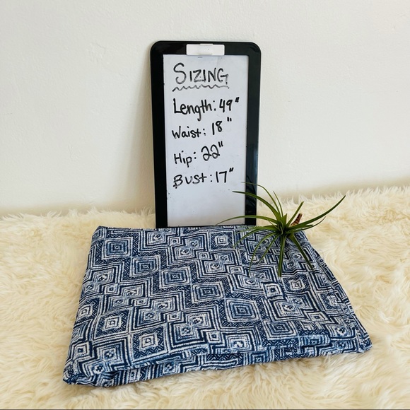 Long Flowy geometric blue dress - Picture 7 of 7